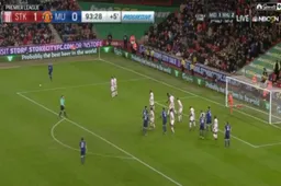 Rooney wordt clubtopschutter aller tijden met deze weergaloze vrije trap (Video)