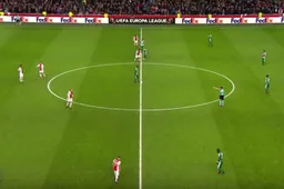 Van der Gijp en Boskamp lachen zich een breuk met deze aftrap (Video)