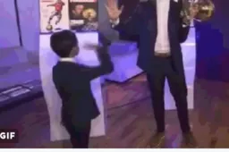Zoon van Ronaldo viert op deze geniale wijze de Gouden Bal van zijn vader (Video)