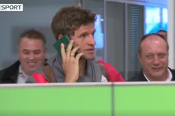 Op deze geniale manier mijdt Thomas Müller vragen van de pers (Video)