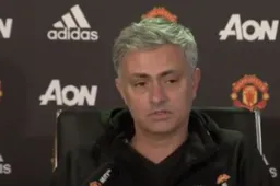 Telefoon van journalist rinkelt en dan doet Mourinho dit... (Video)