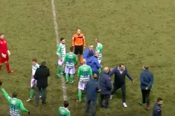 Stijn Stijnen gaat helemaal door het lint, zijn spelers lopen tijdens wedstrijd naar binnen (Video)