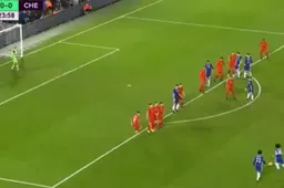 Geniaal wat Luiz hier doet, Mignolet belachelijk gemaakt (Video)