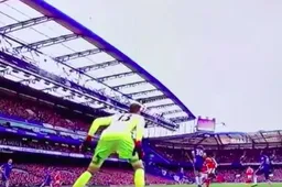 Ongelofelijk! Courtois doet iets fenomenaals tegen Arsenal (Video)