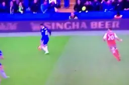 Naast zijn wereldgoal doet Hazard ook dit tegen Arsenal... (Video)