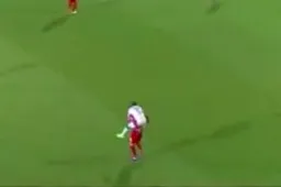 Dit is de reden waarom Acheampong op de rug van Marusic sprong