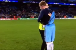 Fan krijgt shirt van De Bruyne en kijk wat dan gebeurt (Video)