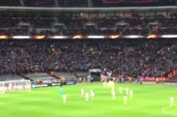 Fantastische beelden: Wembley ontploft door de fans van AA Gent (Video)