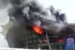 Groot voetbalstadion staat in brand