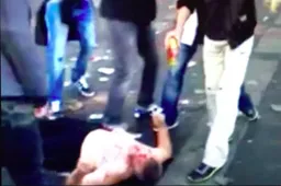 Afschuwelijk: Fans van Feyenoord schoppen man die op de grond ligt tegen het hoofd