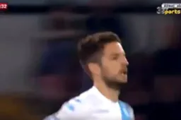 ONGELOFELIJK: Dries Mertens valt in en doet dan meteen dit! (Video)