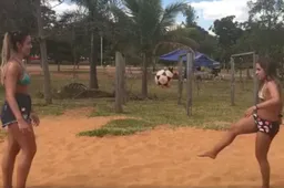 Ongelofelijk wat zij doen: De droomvrouw(en) van iedere voetbalfan!