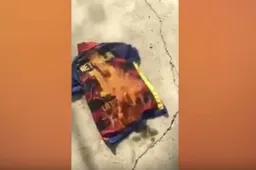 Barcelona-fans steken massaal shirt Neymar in brand (Video)
