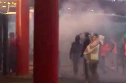 Supporters Standard en Charleroi vallen elkaar aan (Video)