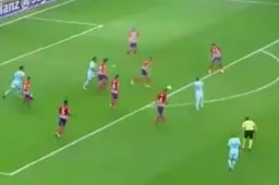 De omgekeerde wereld: je gelooft nooit wat Godin bij Messi doet (Video)