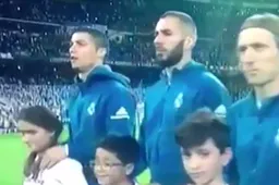 Iedereen kijkt met open mond naar Ronaldo tijdens CL-hymne (Video)