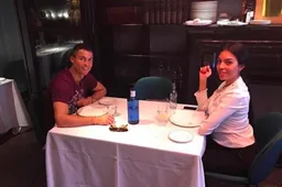 Ronaldo neemt Georgina mee op restaurant, maar zie jij wat er mis is?
