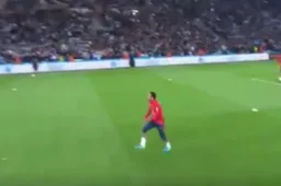 Ongelofelijk wat Neymar hier tijdens opwarming doet (Video)
