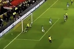 Dit moet je zien: Eén van de beste reddingen van een doelman ooit in het voetbal (Video)