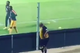 GENIAAL! Deze fan warm gewoon mee op met de spelers (Video)