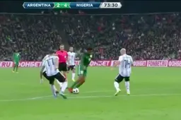 Arsenal-speler maakt Mascherano belachelijk en... scoort nog ook (Video)