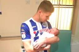 Engelsman scoort 2 keer, wordt gewisseld en... is net op tijd voor geboorte van zijn zoon