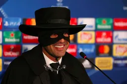 Herken jij deze trainer die als Zorro op persconferentie verschijnt? (Video)