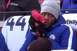 Niemand gelooft wat Batshuayi hier op de bank uitspookt: "Geef hem 50 matchen schorsing"