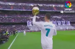 Kippenvel! Ronaldo showt vijfde Gouden Bal aan het publiek van Real Madrid (Video)