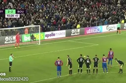 Benteke mist penalty en kijk wat ploegmaat Milivojevic doet (Video)