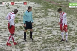Sneeuw zorgt voor hilarische beelden: Penaltystip is verdwenen (Video)