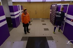 Teodorczyk gaat helemaal door het lint na rode kaart (Video)