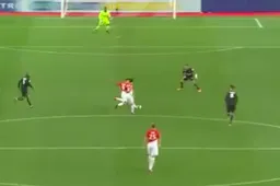 Falcao maakt 'No Look-goal'... vanuit de middencirkel (Video)