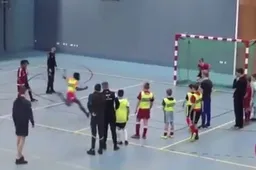 Iedereen gaat uit zijn dak door deze geniale strafschop (Video)