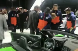Anderlecht, met opvallende naam, bezoekt het autosalon (Video)