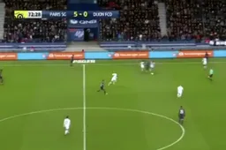 Neymar dribbelt op Messiaanse manier het veld over en scoort (Video)