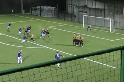 Anderlecht-talent krult bal héérlijk in de winkelhaak (Video)