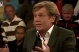 Topless vrouwen breken in tijdens voetbaltalkshow (Video)