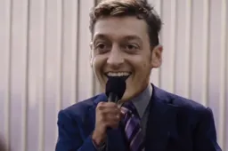 Özil blijft bij Arsenal, filmpje toont hilarische reacties (Video)