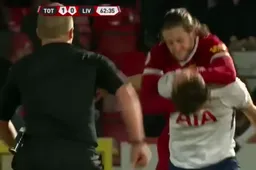 Ongelofelijk: Lallana valt speler aan tijdens beloftenmatch (Video)