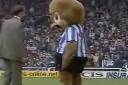 Ook deze mascotte laat zich van zijn vuilste kant zien (Video)