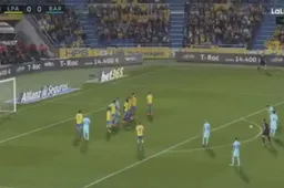 Lionel Messi krijgt een vrije trap en doet er dan dit mee (Video)