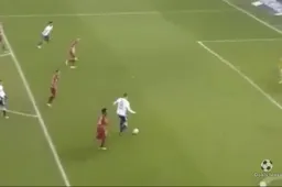 Teo krijgt de bal in de zestien en doet er dan dit mee (Video)