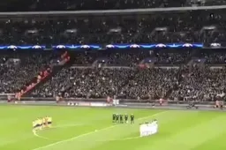Wembley muisstil tijdens emotionele minuut stilte voor Astori (Video)