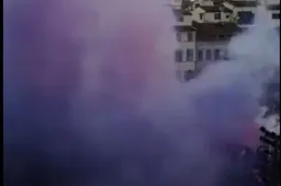 Fiorentina-fans nemen op indrukwekkende wijze afscheid van Astori (Video)