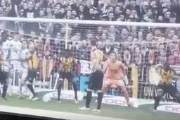 Fans van KV Mechelen geloven ogen niet bij deze goal (Video)