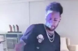 Zwaar geblesseerde Neymar heeft wel tijd om dit te doen (Video)