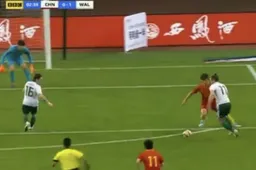 Ryan Giggs en Albert Stuivenberg zien Bale na 2 minuten dit doen (Video)