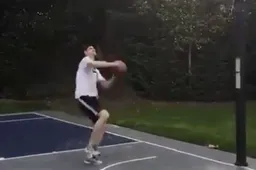 Straf! Courtois laat fenomenale dunk bewonderen (Video)