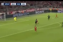 Kimmich knalt Bayern op voorsprong uit quasi onmogelijke hoek (Video)